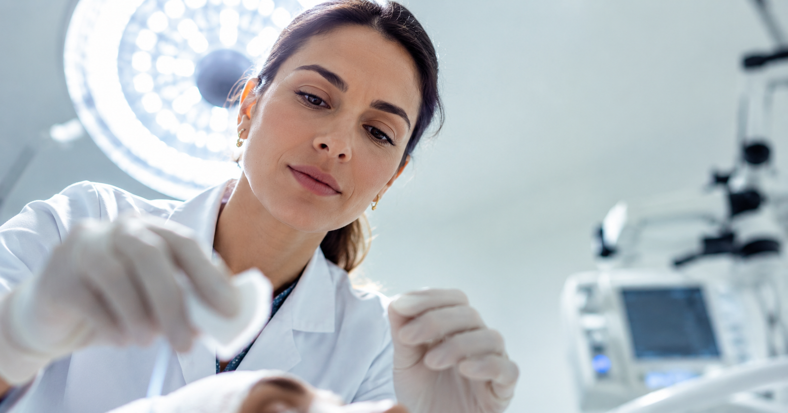 paciente durante a preparação para uma injeção intravítrea, exame de mapeamento de retina em Formiga, MG